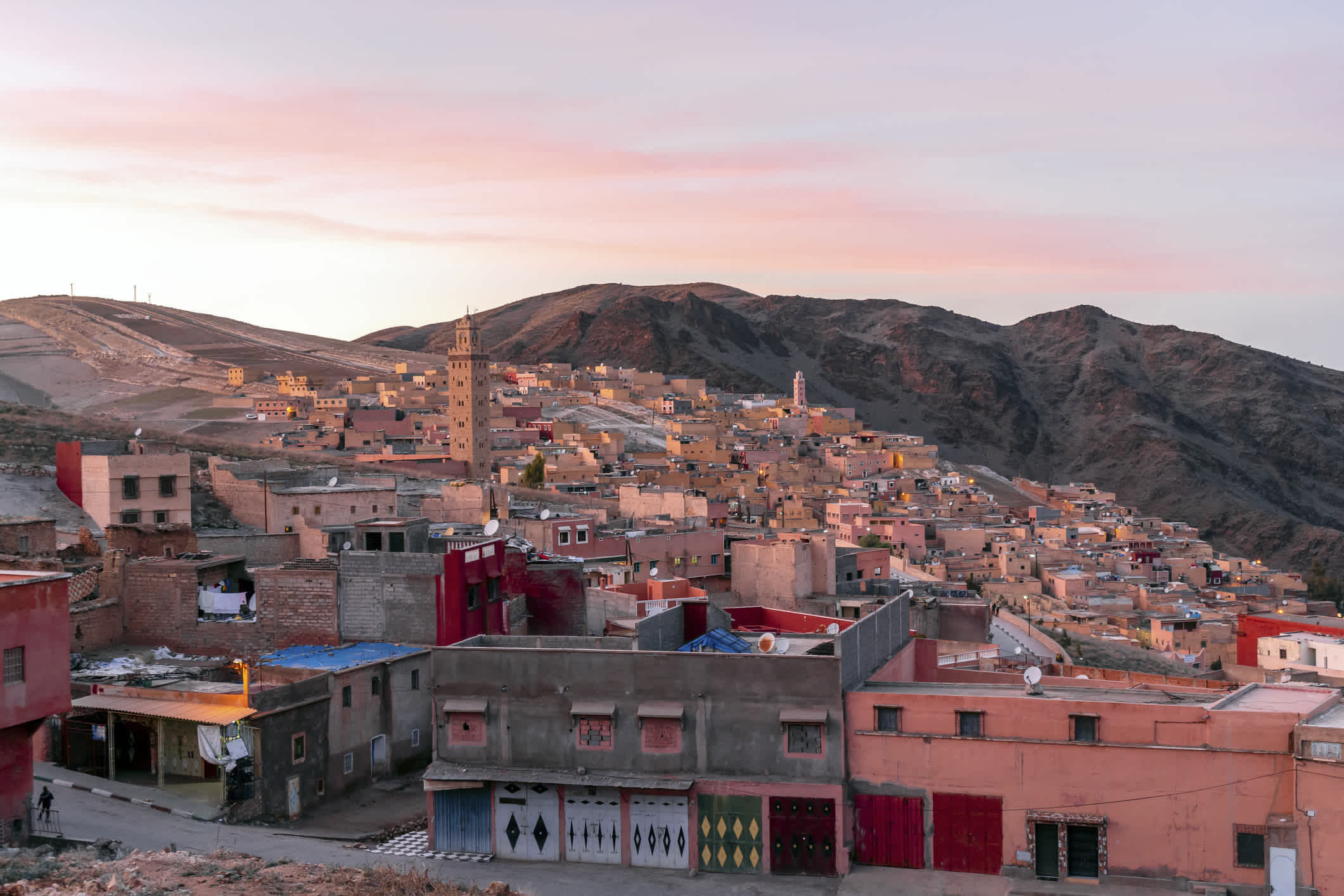 Blick auf die Berberstadt Moulay Brahim bei Sonnenuntergang in Marokko
