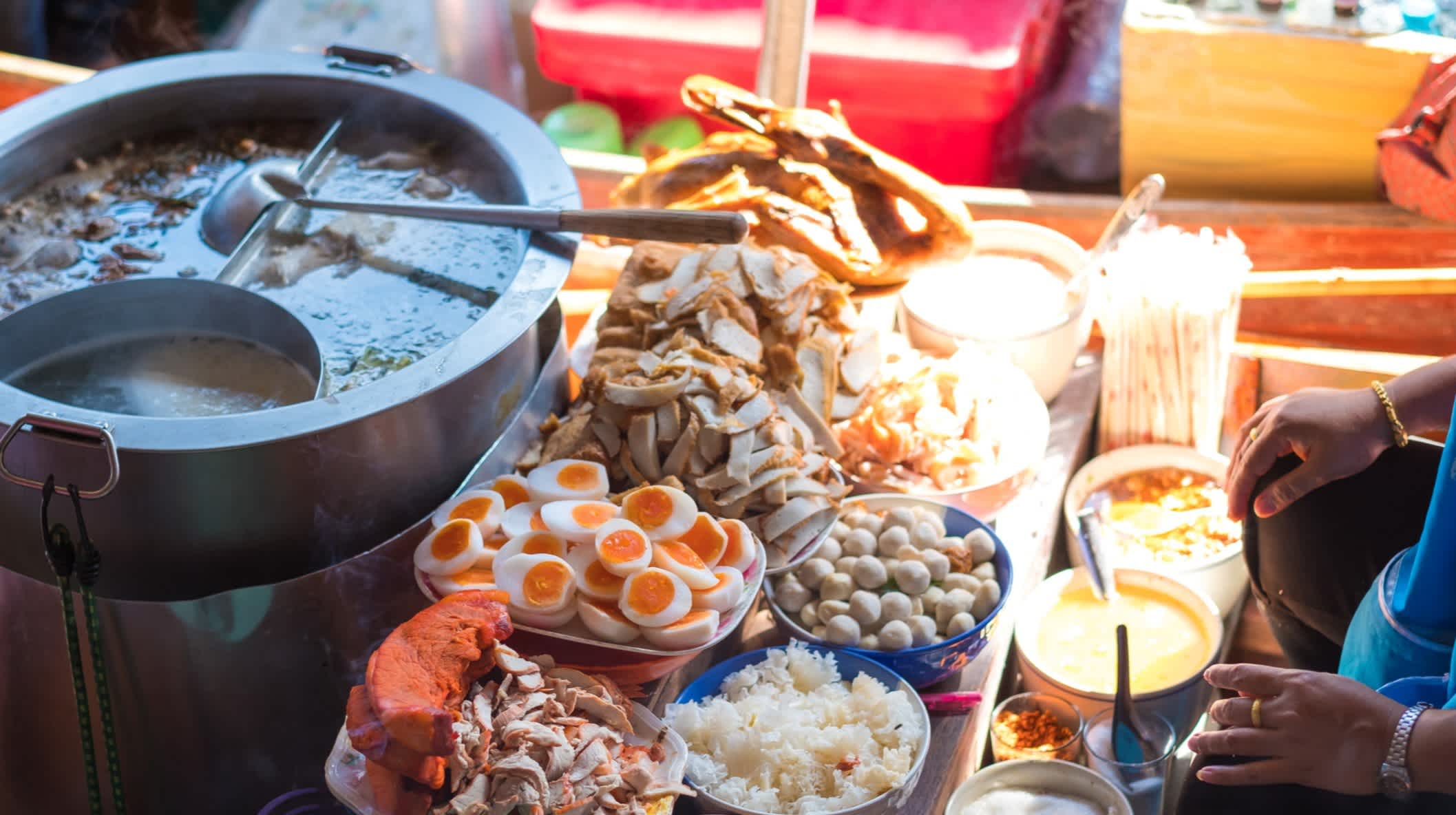 Blick auf thailändischen Essen auf dem schwimmenden Markt von Damnoen Saduak, Ratchaburi, Thailand. 

