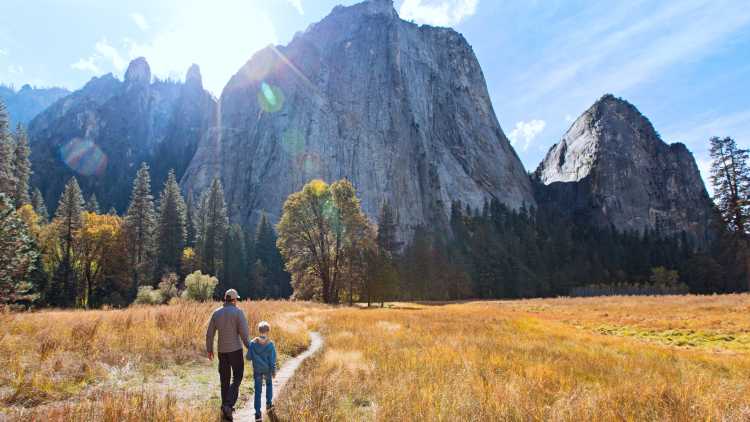 Vater und Sohn wandern im Yosemite Nationalpark USA