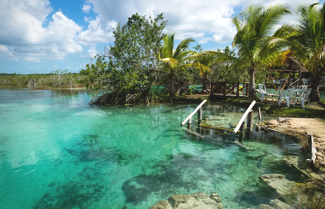 Escalier en bois dans l'eau de la lagune de Bacalar