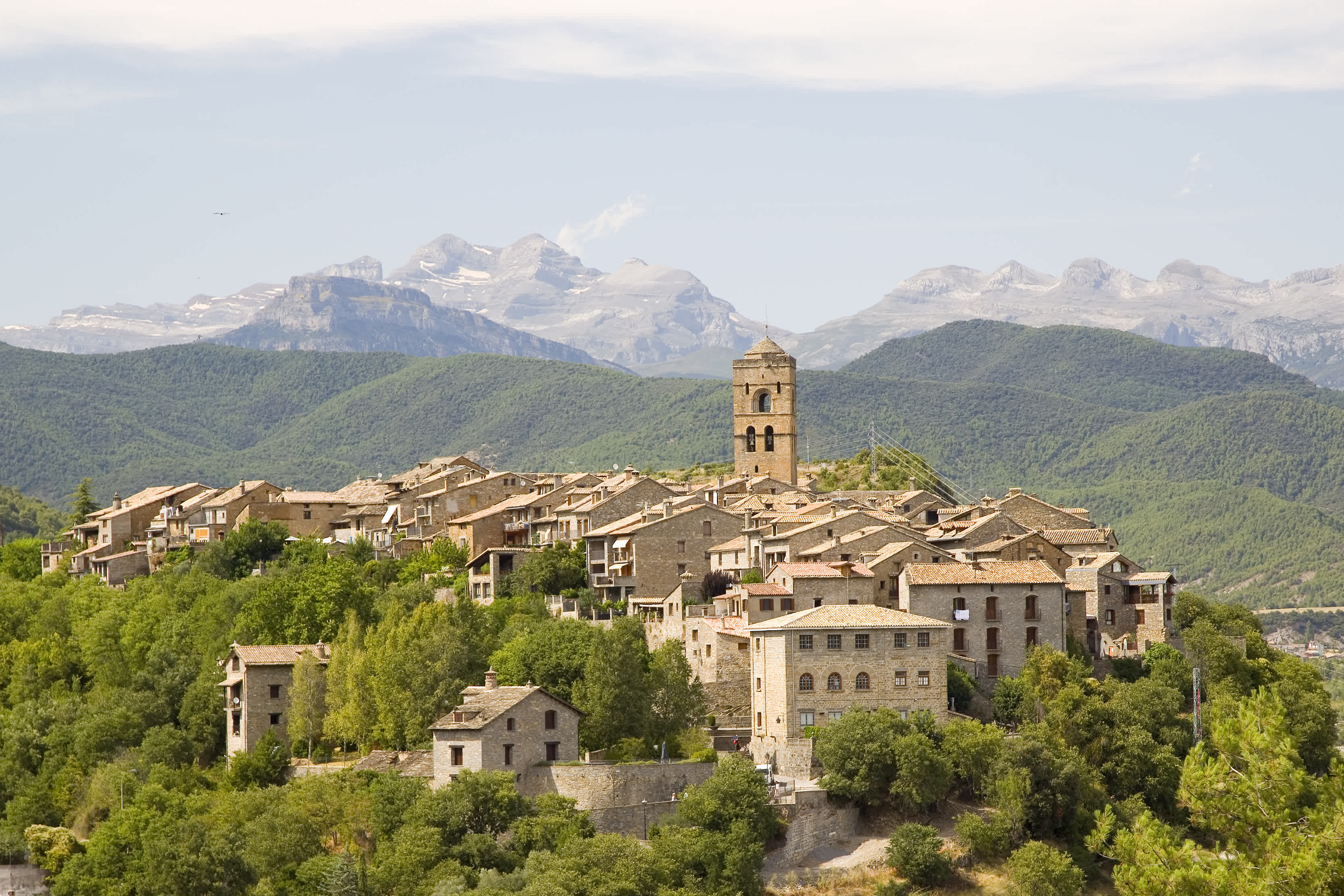 Das Panorama mit der Stadt Huesca, Aragonien, Spanien. 