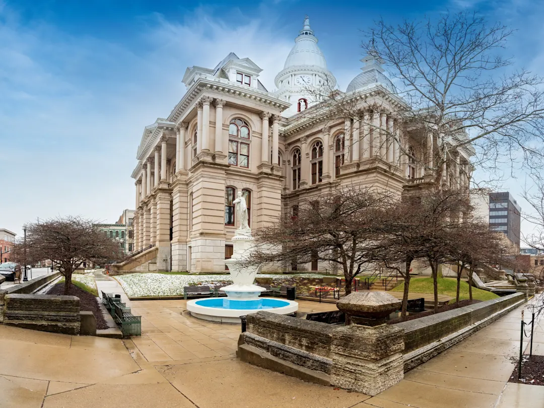 Historisches Gerichtsgebäude mit Kuppel, Statue und Brunnen an einem Wintertag. Lafayette, Indiana, USA