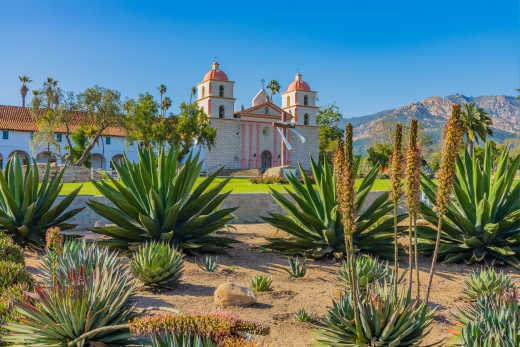 Mission historique de Santa Barbara avec feuillage printanier, Californie