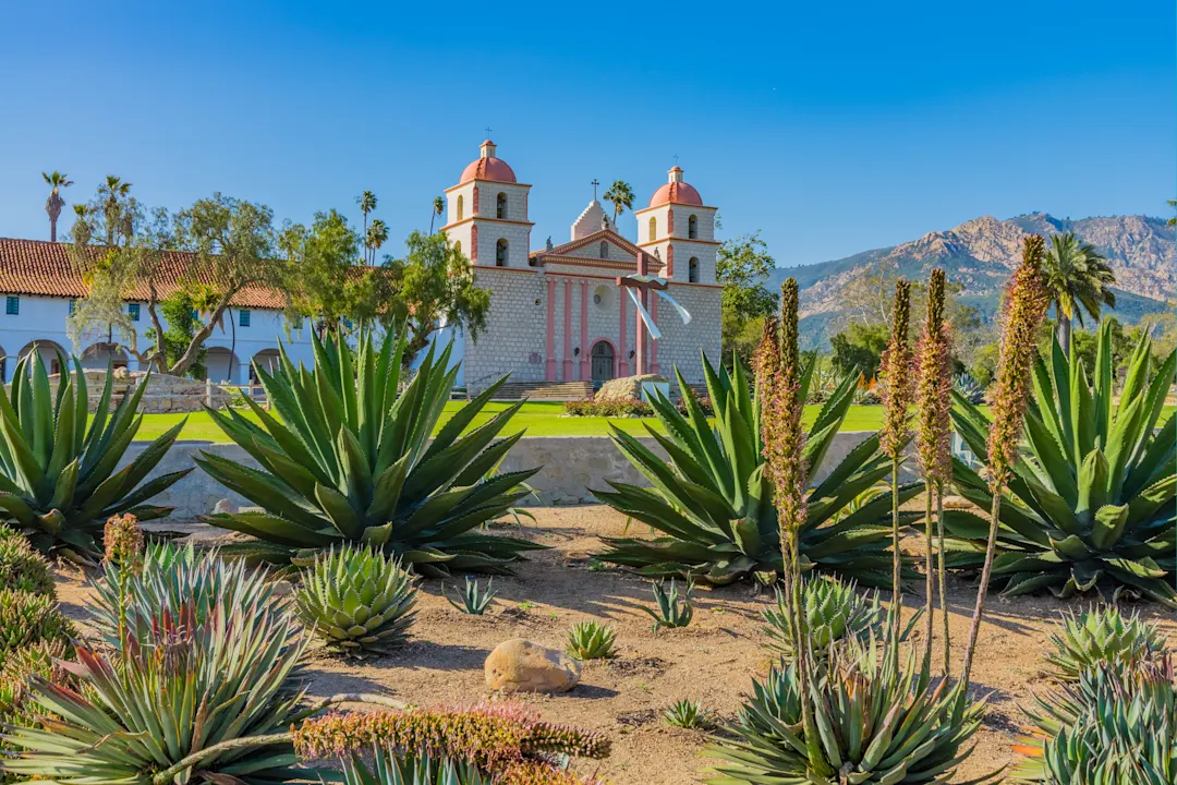 Old Mission, Santa Barbara Historische Mission Santa Barbara mit Frühling Laub, California