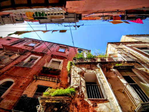 Perdez-vous dans les rues tortueuses du centre-ville pendant votre voyage à Naples.