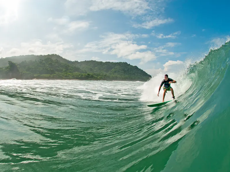 Costa Rica, Surfeur Surfeur chevauchant une vague impressionnante sur une plage tropicale, Costa Rica.