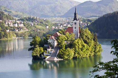 Der Bleder See in Slowenien mit den Alpen im Hintergrund. Bleder See, Slowenien, Europa