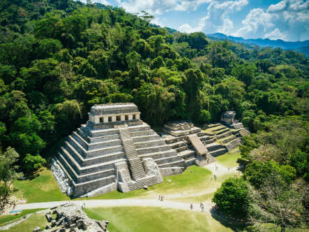 Luftaufnahme der archäologischen Stätte von Palenque in Chiapas