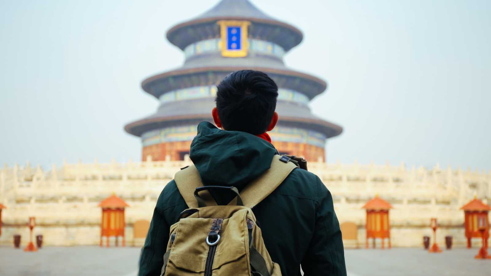 Ein Mann blickt auf den Himmelstempel in Peking China