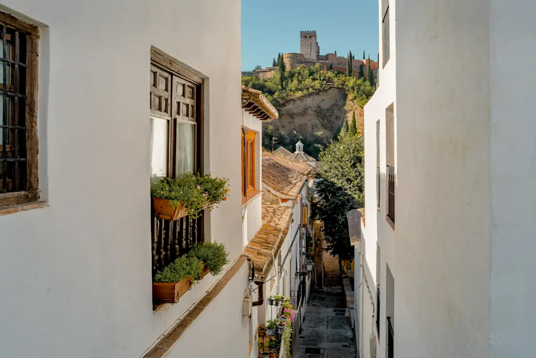 Alley im Stadtteil Albaicin in der Altstadt von Granada Andalusien