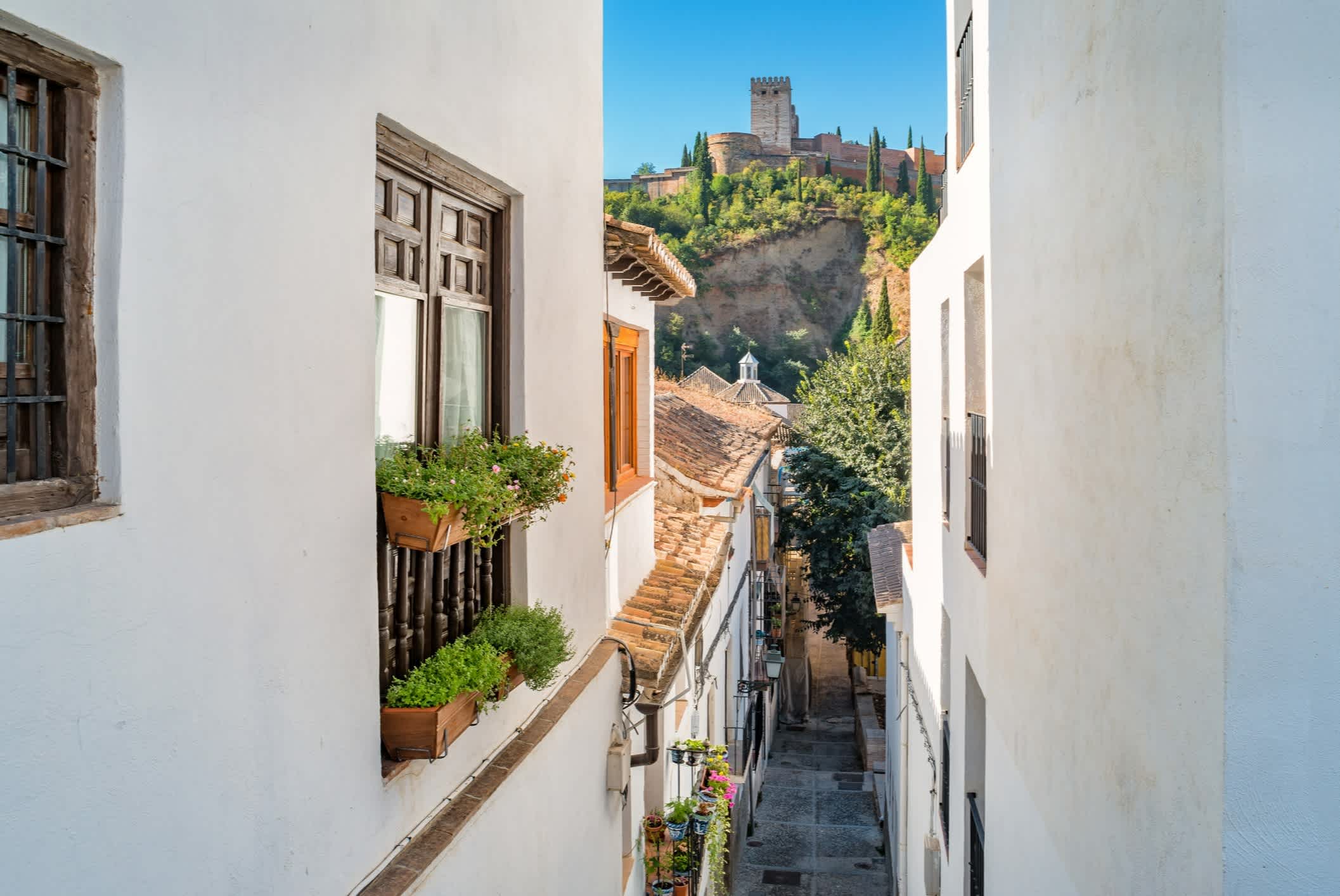 Alley im Stadtteil Albaicin in der Altstadt von Granada Andalusien