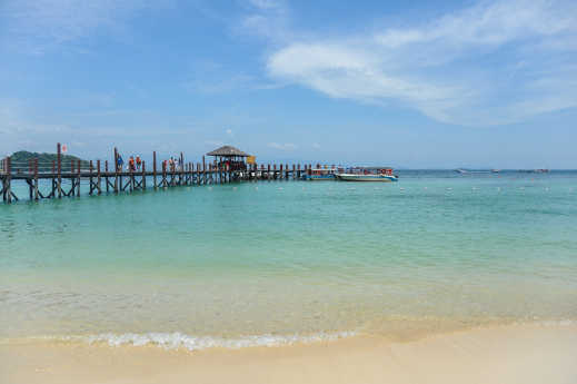 Blaues Meer am Sandstrand  