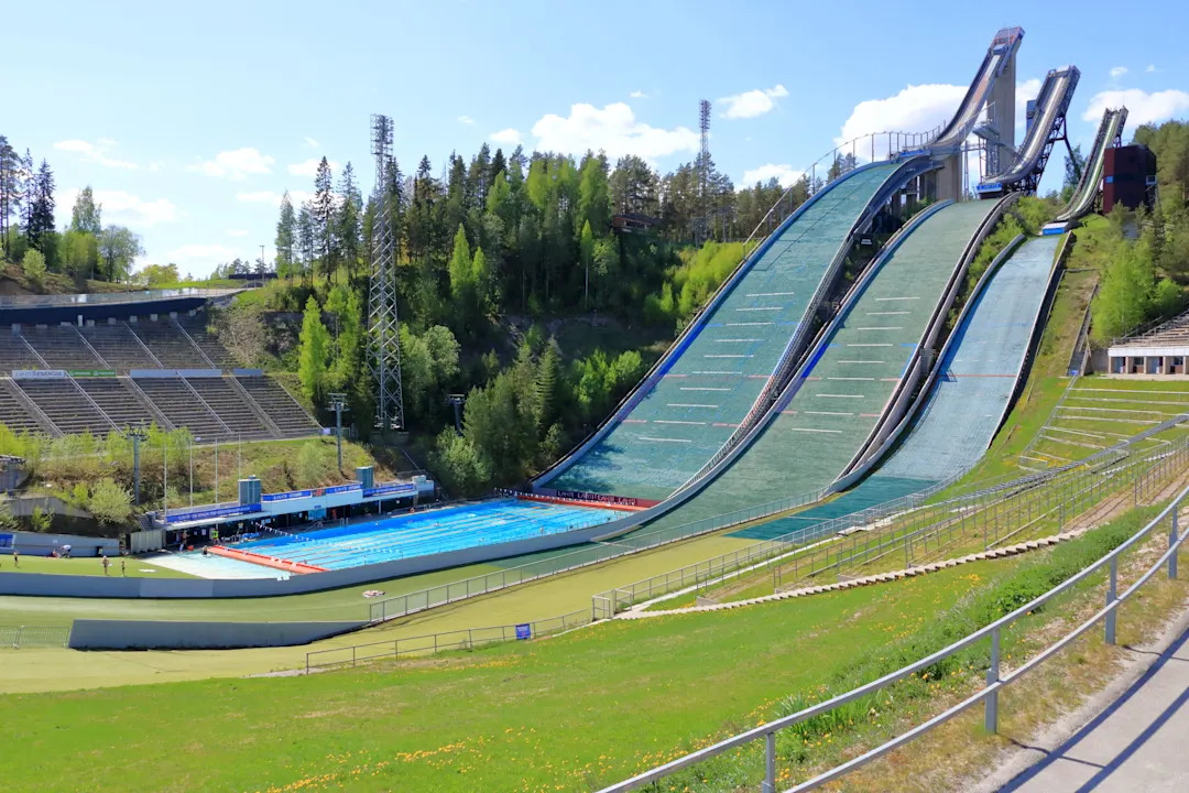 Luftaufnahme eines Sportzentrums mit drei Skisprungschanzen im Sommer, Lahti, Finnland
