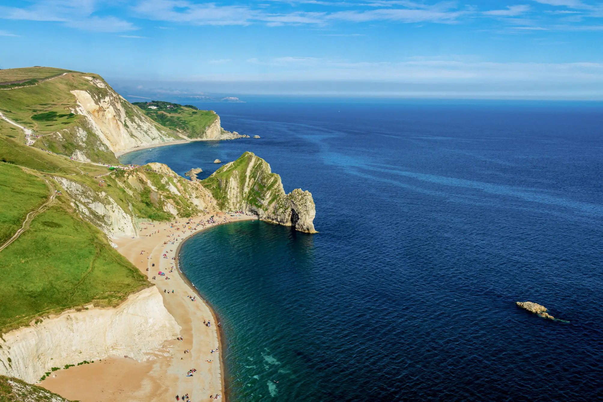 England, Durdle Door Steinbogen an einem langen Sandstrand