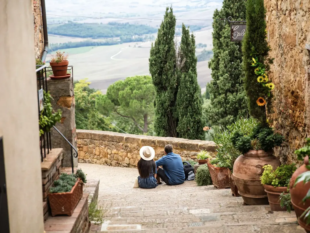 Romantische Gasse mit Blick auf die sanften Hügel der Toskana. Pienza, Toskana, Italien.