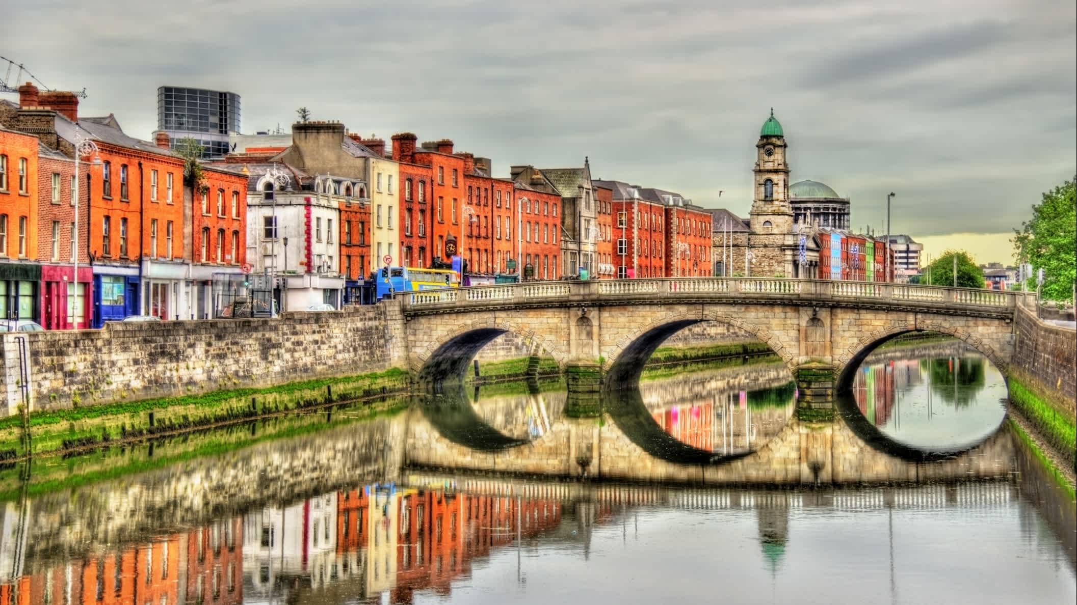 Vue sur le pont Mellows bordé de maisons orangées à Dublin, Irlande

