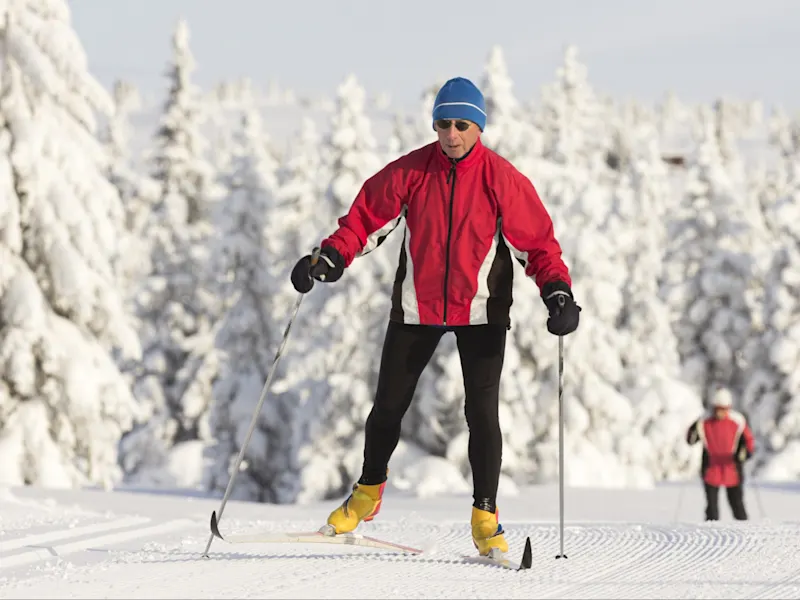 Lillehammer, Norwegen Ein Skifahrer fährt durch verschneite Landschaft in Lillehammer, Norwegen.