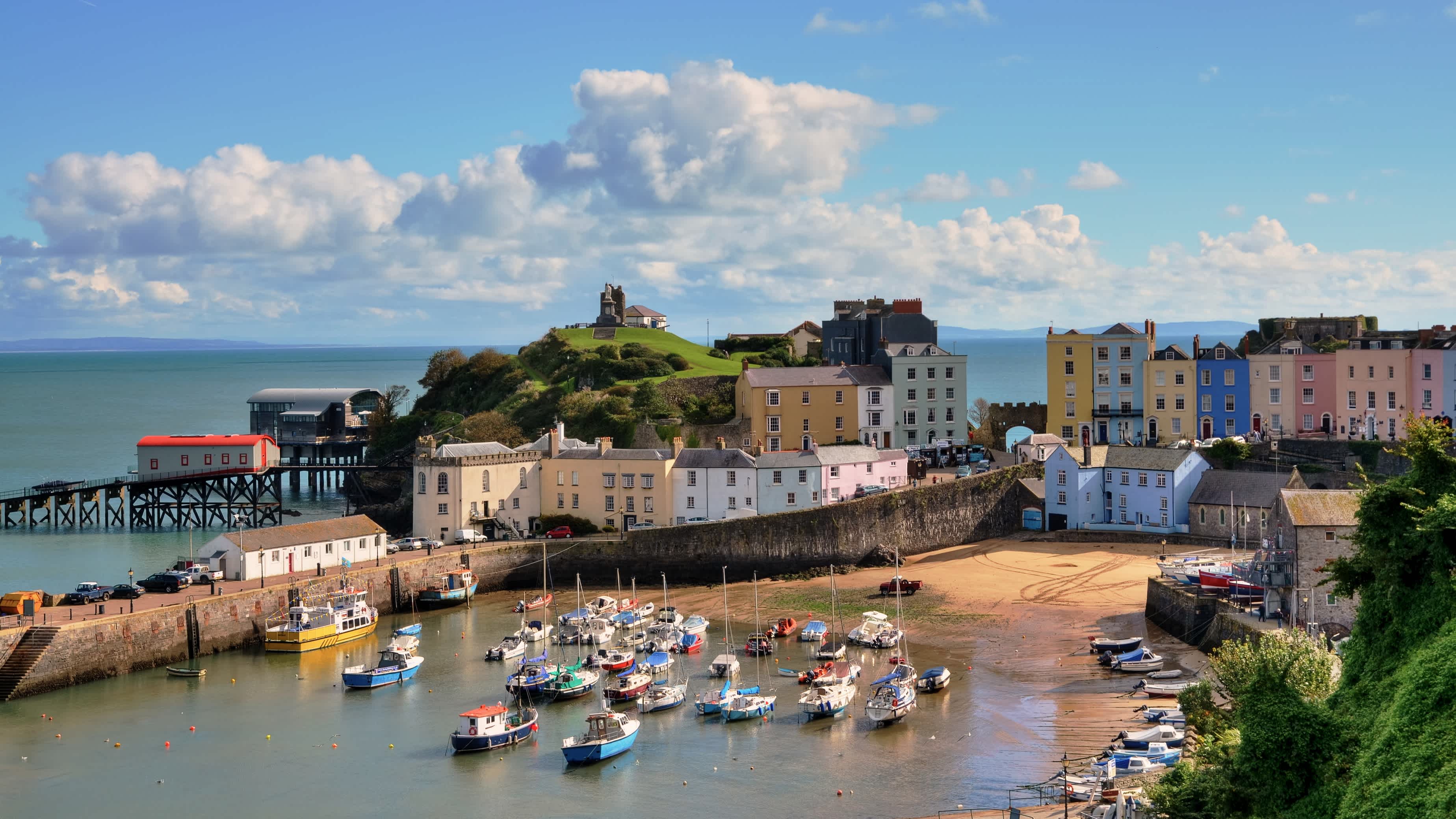 Ansicht von Tenby Harbour, Castle Hill, Wales, Großbritannien. 