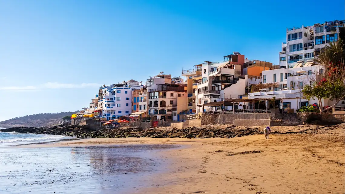 Taghazout, kleines Fischer- und Surferdorf mit Sandstrand und traditionellen marokkanischen Gebäuden in der Nähe von Agadir, Marokko. Beliebter Badeort bei Surfern.

