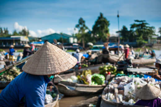 Faites vos achats sur les marchés flottants du Delta du Mékong comme le populaire marché Phong Dien.
