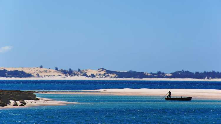 Magnifique prise de vue d'un pêcheur en train de naviguer à bord de sa barque dans l'archipel de Bazaruto au Mozambique.