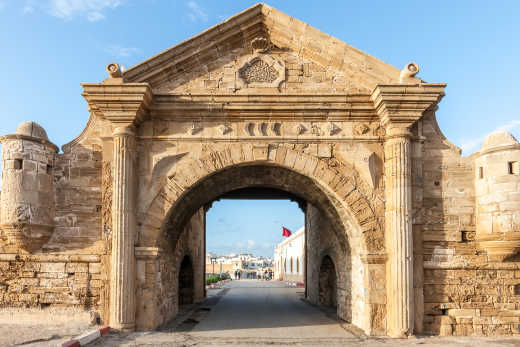 La porte principale de la médina à Essaouira au Maroc