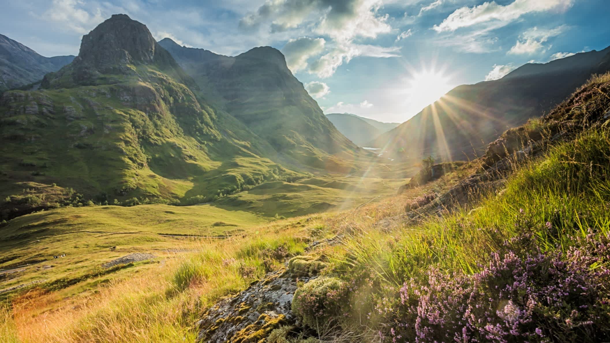 Blick auf grüne Berglandschaft