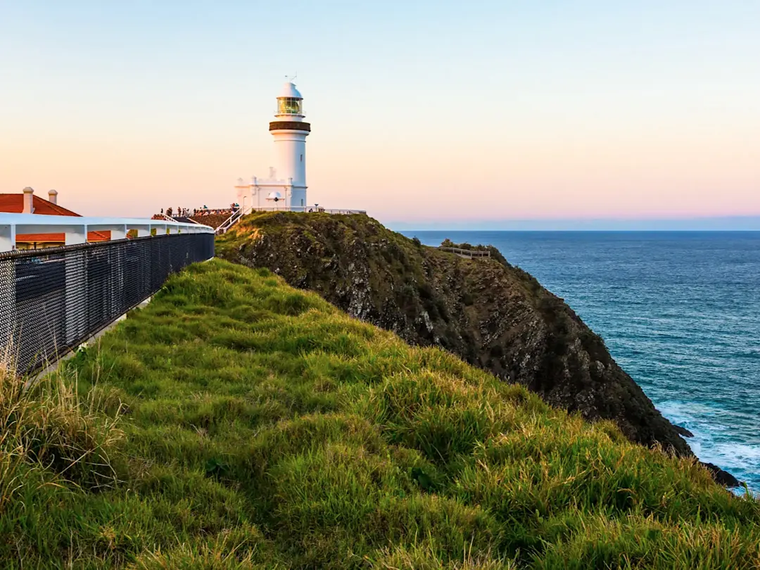 Weißer Leuchtturm auf Klippe mit Meerblick. Byron Bay, New South Wales, Australien.
