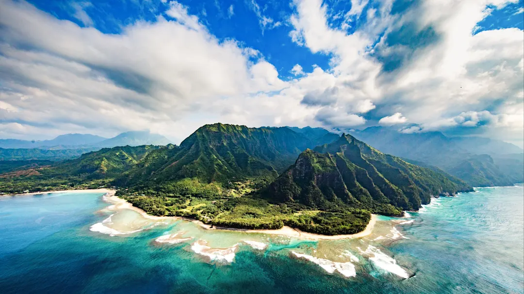 Luftaufnahme der spektakulären grünen Klippen und Strände der Na Pali Coast. Kauai, Hawaii, USA.