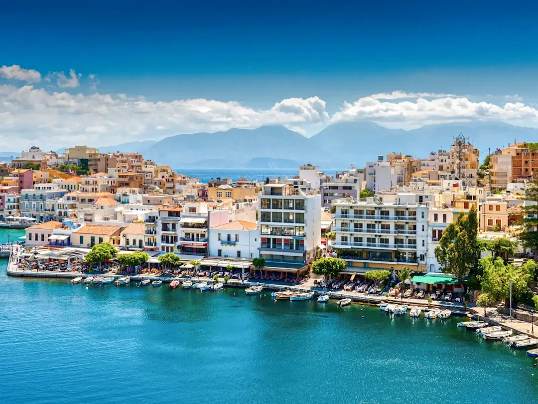 Malerische Stadt mit bunten Gebäuden am Wasser. Agios Nikolaos, Kreta, Griechenland.