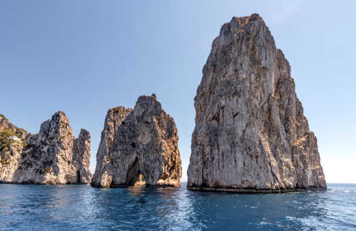 Die Faraglioni Felsen von Capri im Golf von Neapel. Italien