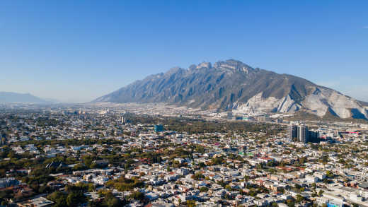 Monterrey, Berge ragen hoch in den Himmel
