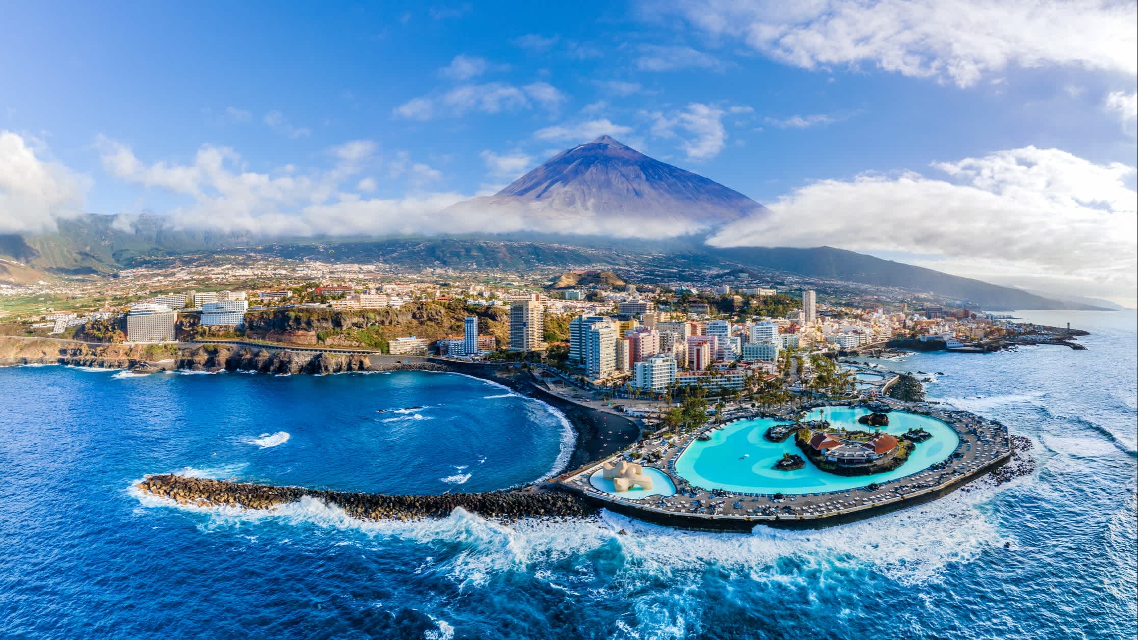 Puerto de la Cruz avec le volcan Teide en arrière-plan, Tenerife dans les Canaries, Espagne.

