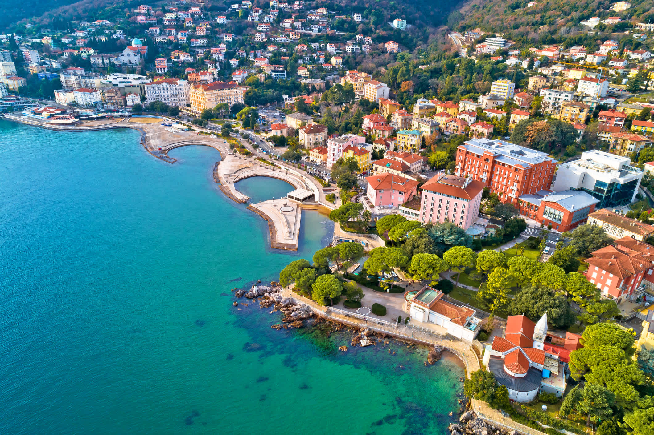 Vue aérienne de la plage Slatina à Opatija en Croatie