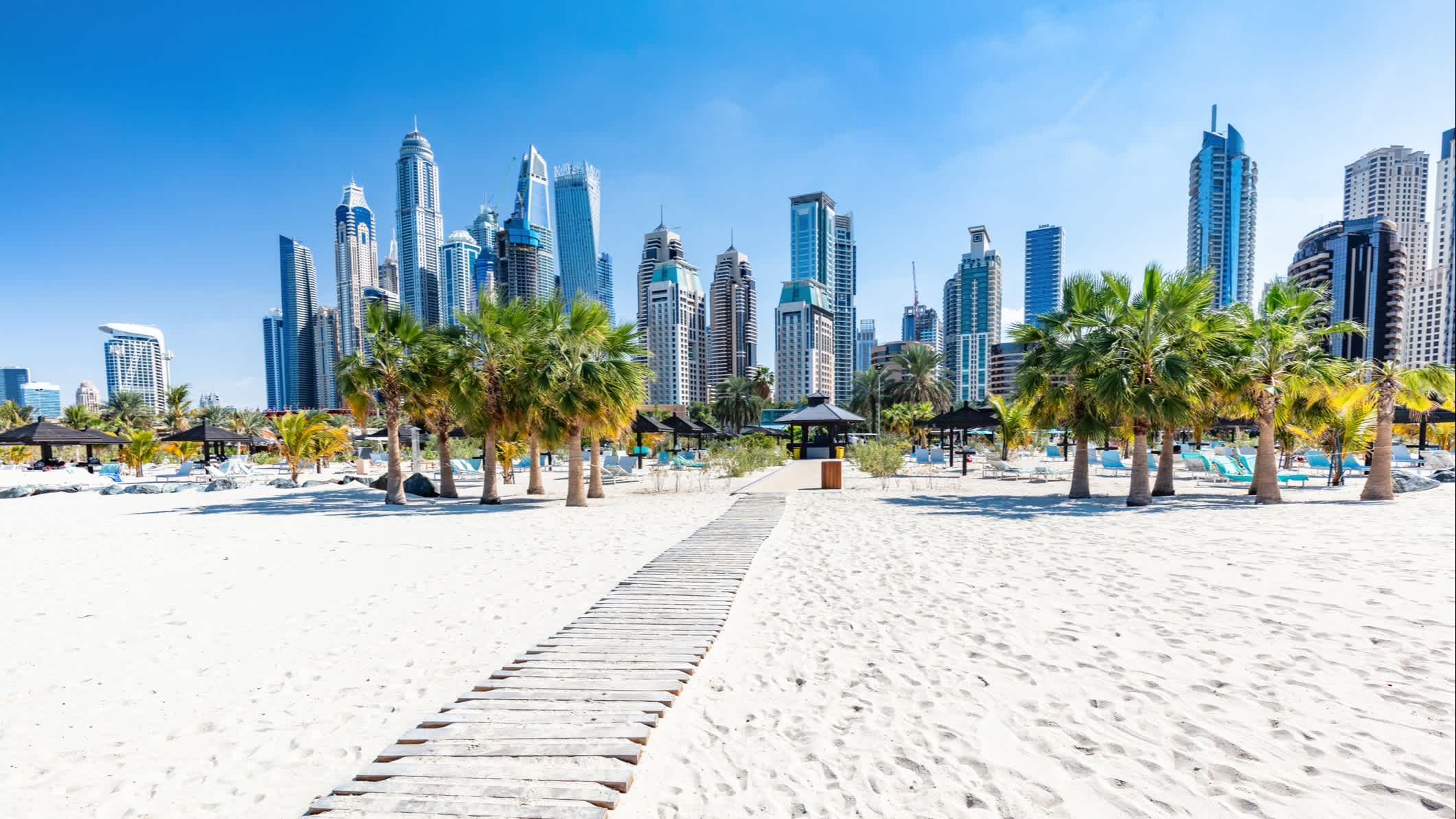 Das Panorama mit Dubai Jumeirah Strand und Marina Wolkenkratzer in den Vereinigten Arabischen Emiraten.