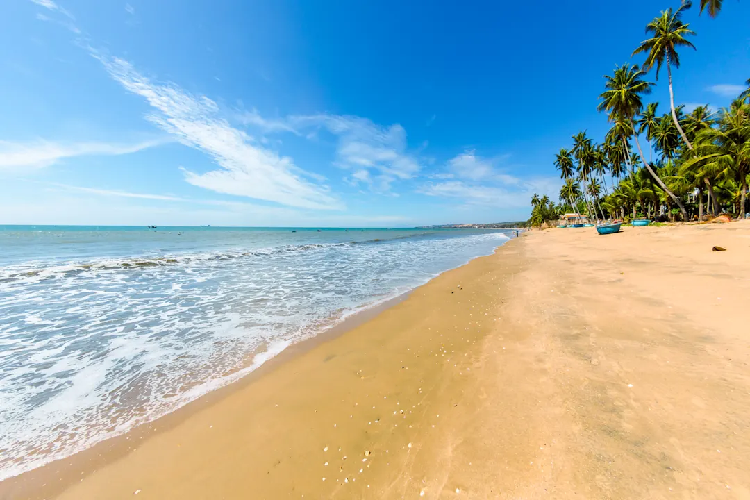 Blick auf den Strand von Mui Ne in Vietnam.

