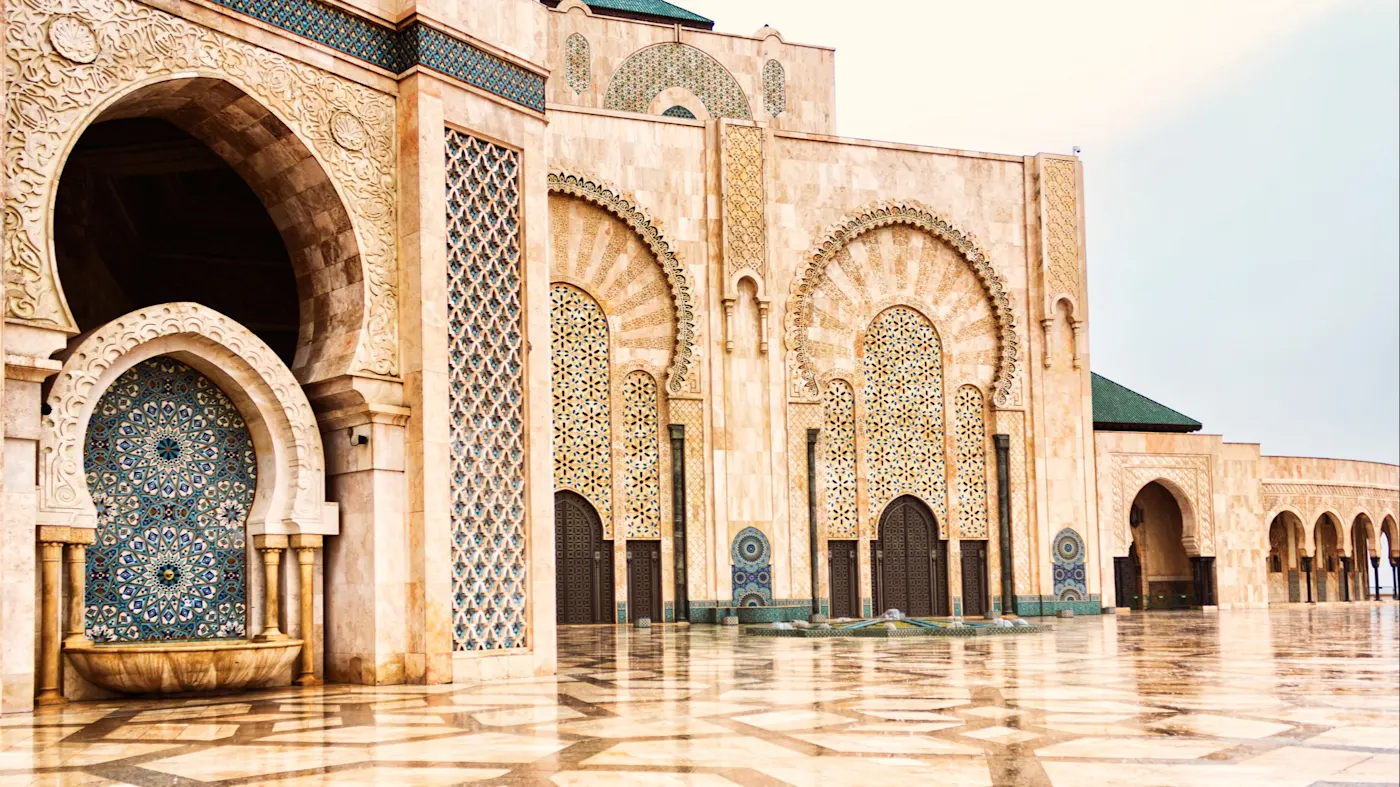 Casablanca, Casablanca-Settat, Marokko Detailreiche Fassade der Hassan-II.-Moschee mit kunstvollen Mosaiken und Bögen. Casablanca, Casablanca-Settat, Marokko.