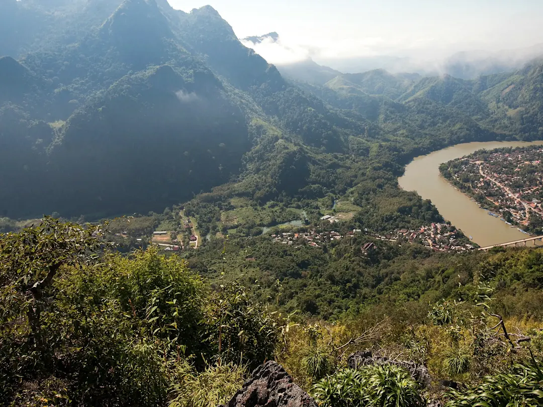 Laos, Mekong, Nong Khiaw Fluss Blick auf das Tal und den Fluss von einem Hügel aus. Nong Khiaw, Mekong, Laos.
