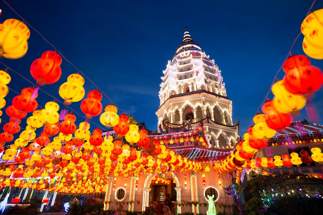 Kek Lok Si Tempel, Air Itam, Malaysia Laternen vor dem beleuchteten Tempel
