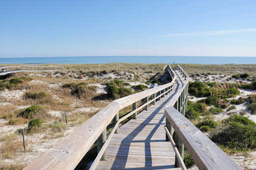 Vue sur la mer depuis une passerelle en bois dans les dunes d'Amelia Island, en Floride