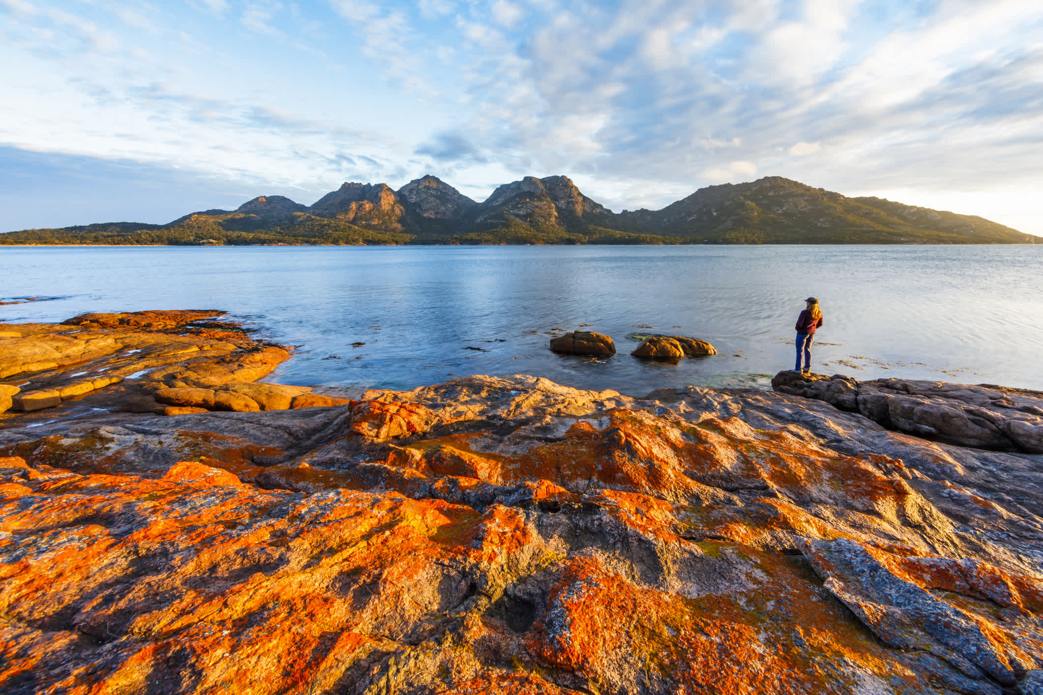 Die Hazards-Bergkette im Freycinet-Nationalpark, Tasmanien, Australien.