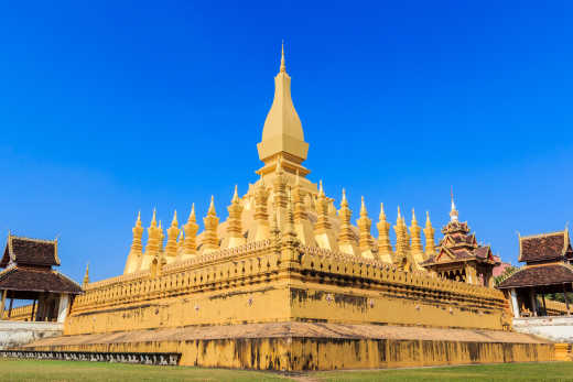 Visiter Vientiane et l'un de ses magnifiques lieux religieux appelé Pha That Luang, où vous découvrirez le mode de vie bouddhiste.