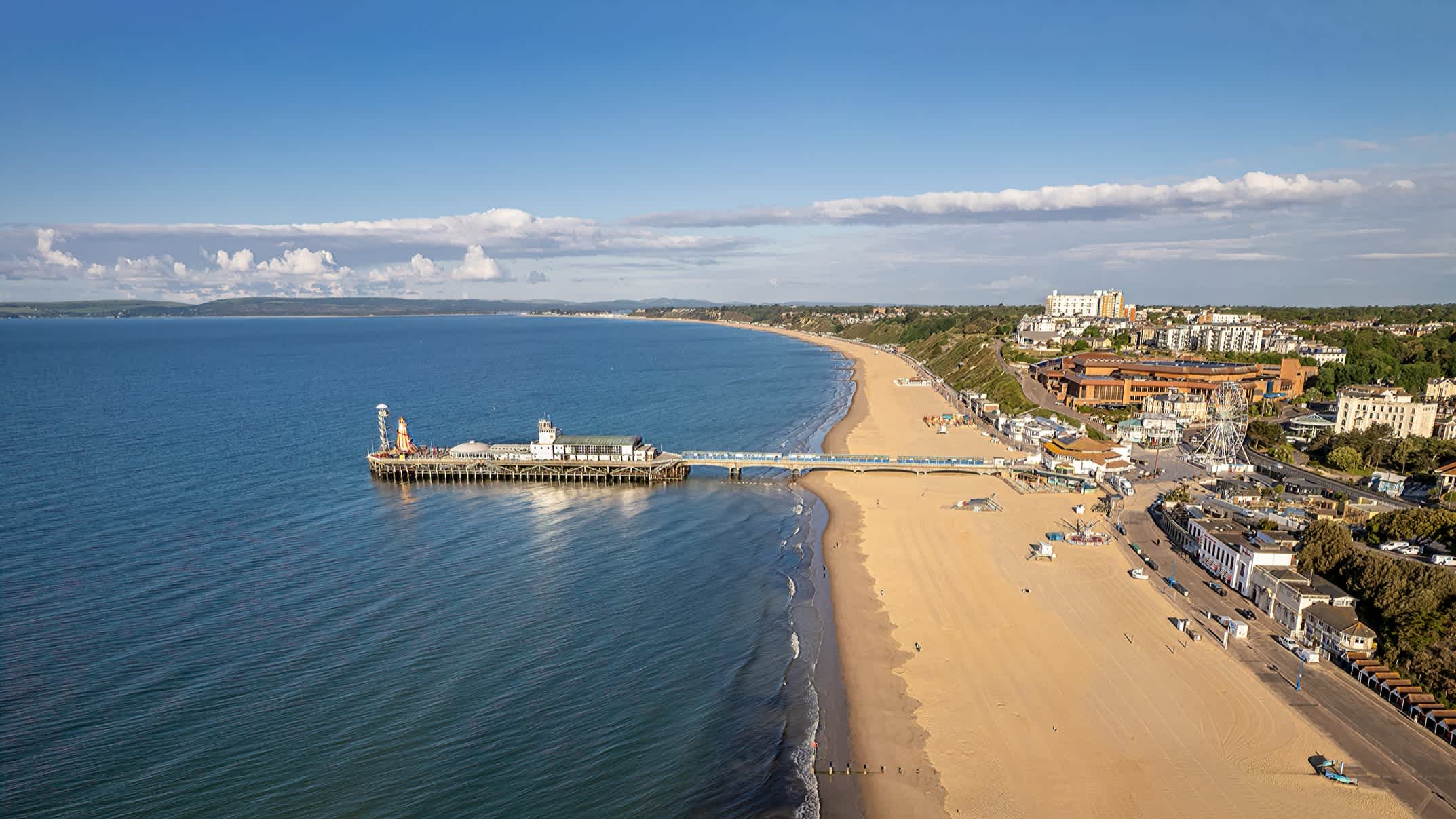 Die Luftaufnahme des Bournemouth Beach, England