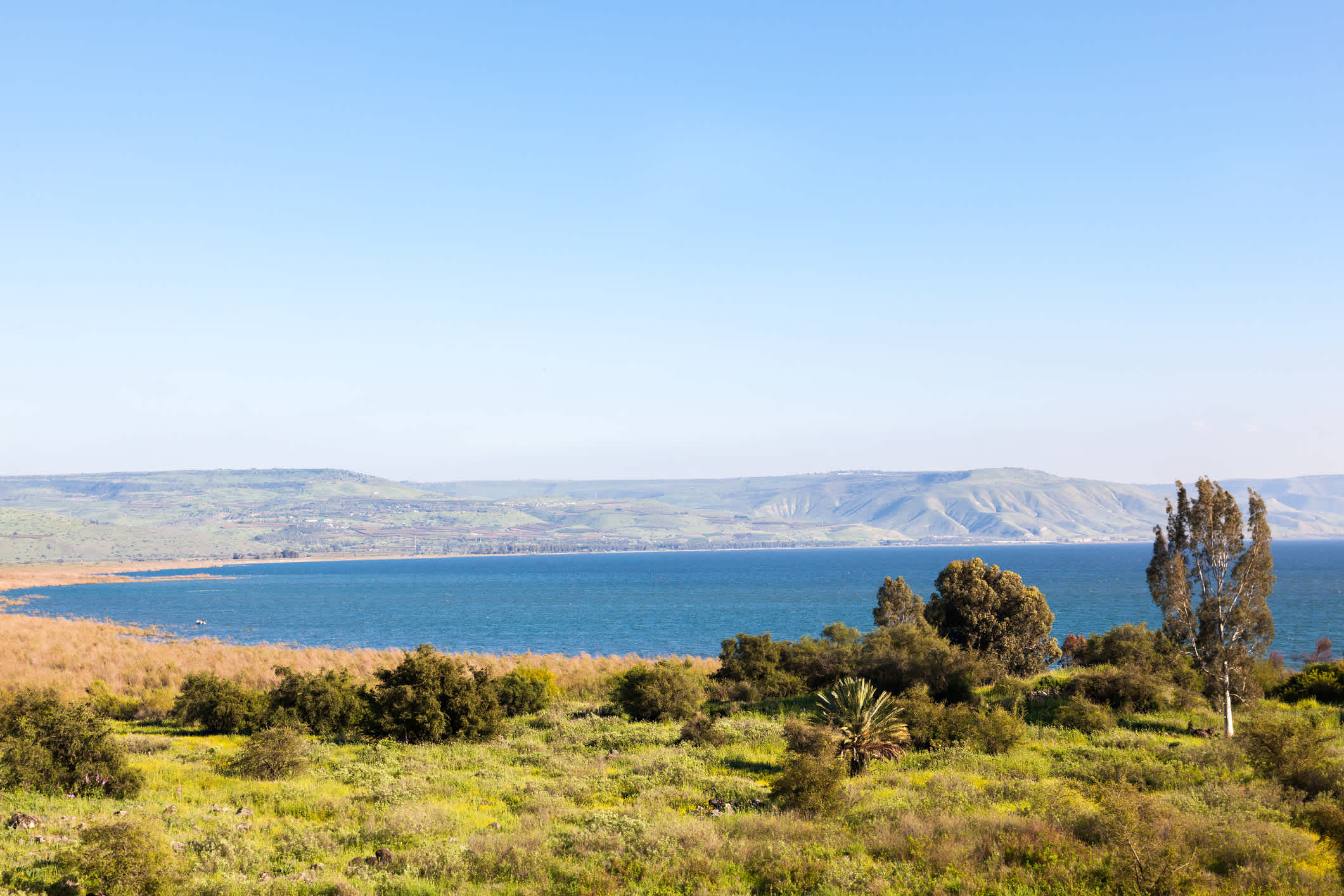 Der See Genezareth auch bekannt als Galiläisches Meer ist bekannt aus biblischen Geschichten und noch heute eine einmalige Sehenswürdigkeit in Israel.  
