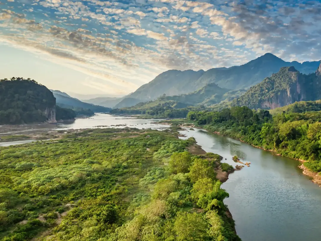 Atemberaubende Flusslandschaft mit Bergen im Hintergrund. Mekong-Fluss, Vang Vieng, Laos.