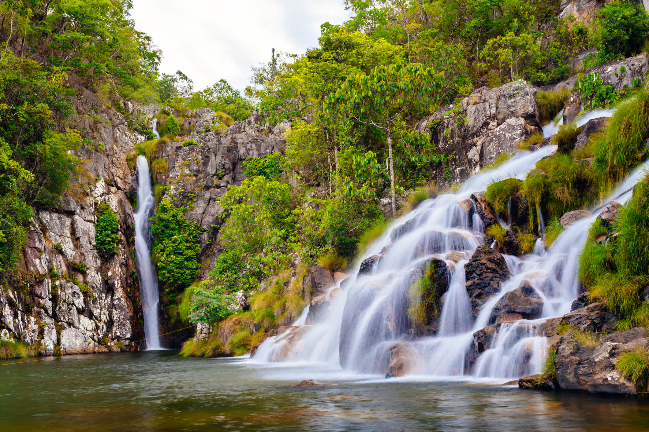 Blick auf den Capivara-Wasserfall, Alto Paraíso, Goiás, Brasilien. 

