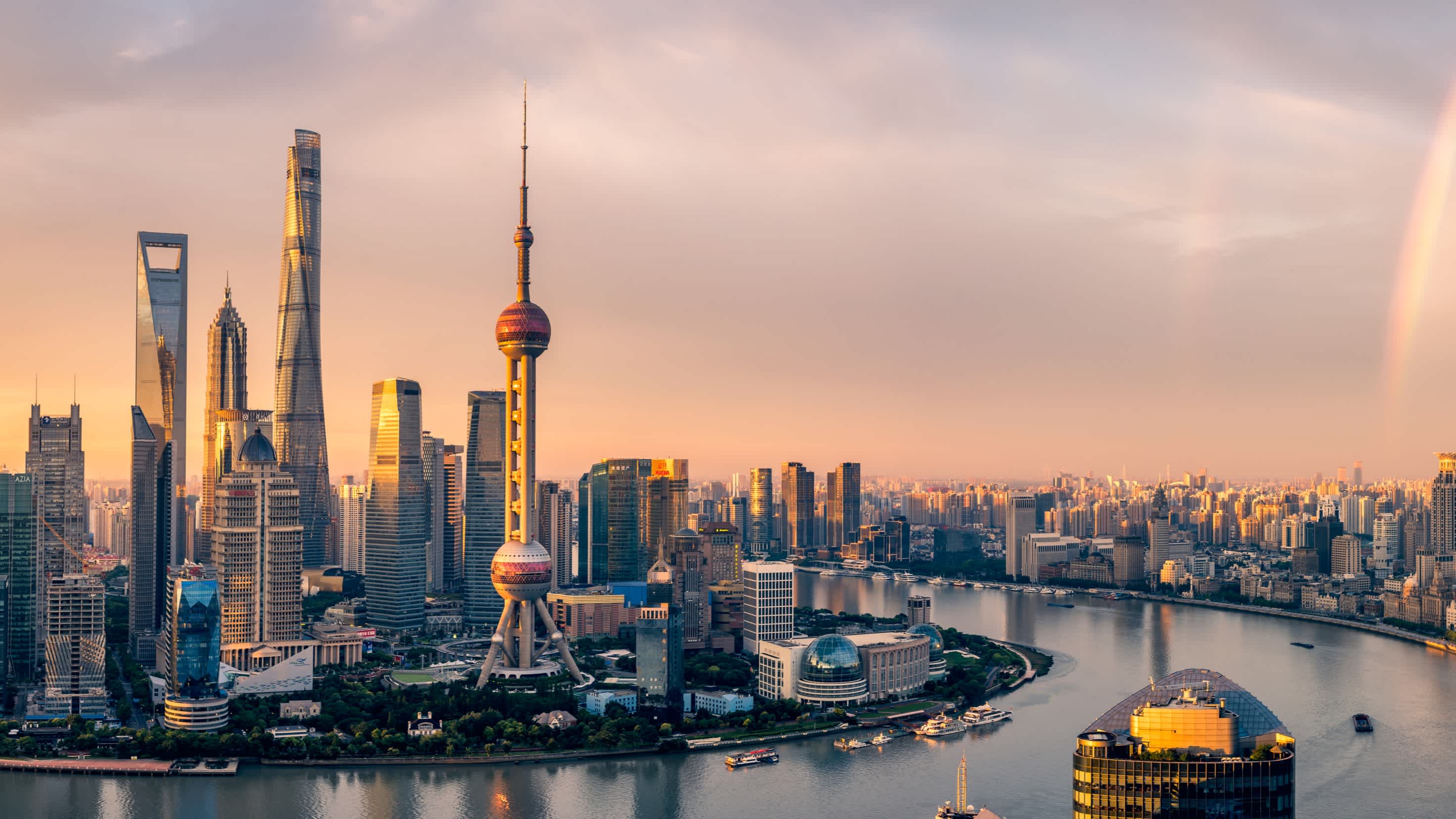 Skyline_von_Shanghai_mit_Huangppu_China