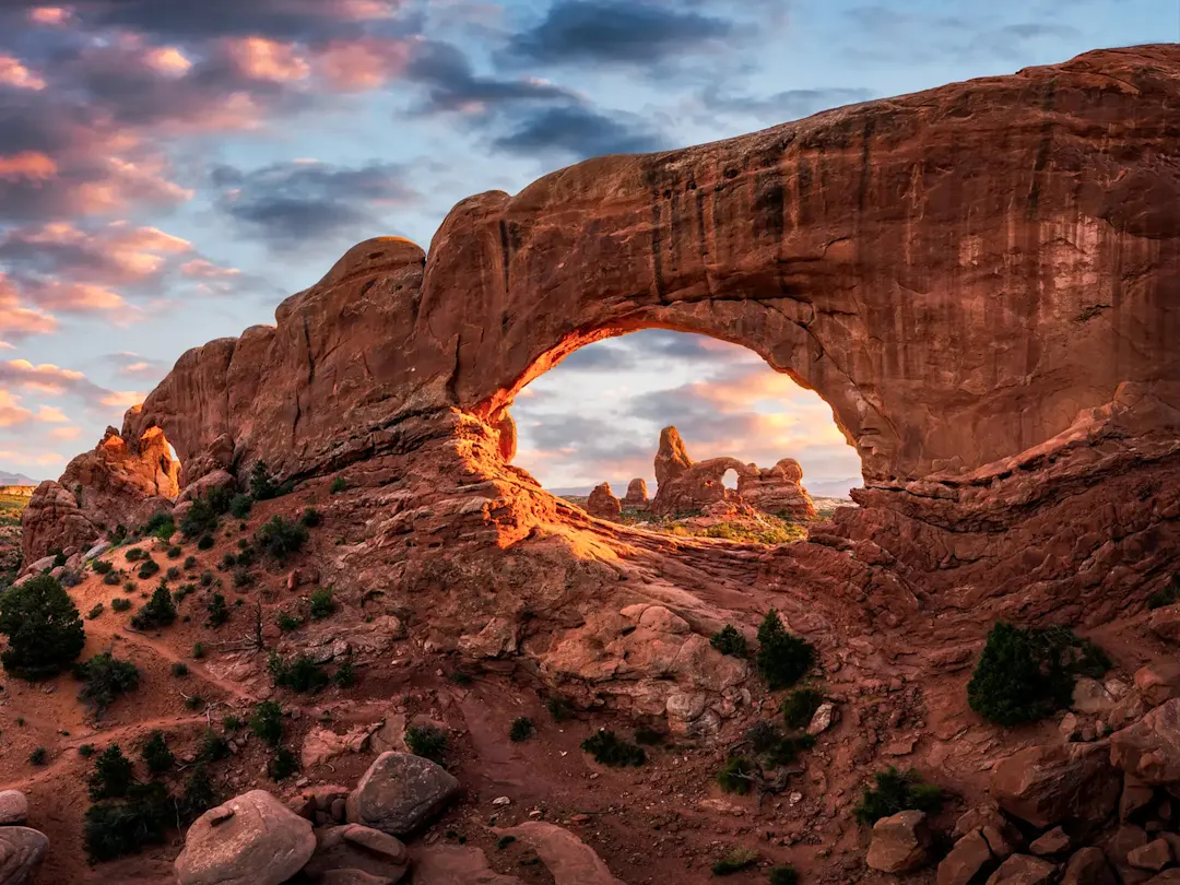 Steinbogen in roter Wüste bei Sonnenuntergang. Arches NP, Utah, USA.
