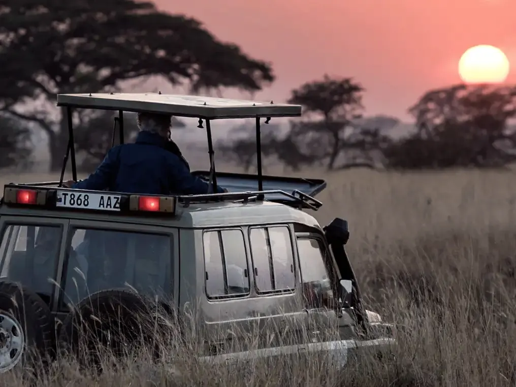 Südafrika, Safari-Jeep Safari-Jeep bei Sonnenuntergang in der afrikanischen Savanne. Südafrika.