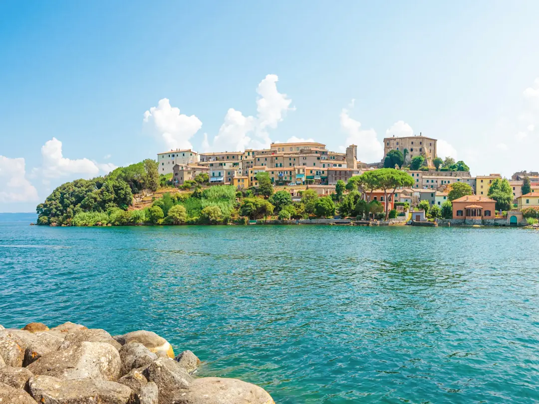 Blick auf die Stadt am Bolsena-See mit grüner Uferlandschaft. Bolsena, Latium, Italien.